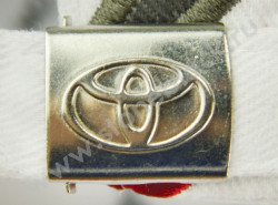 тиснение серебряной пряжки логотипом клиента