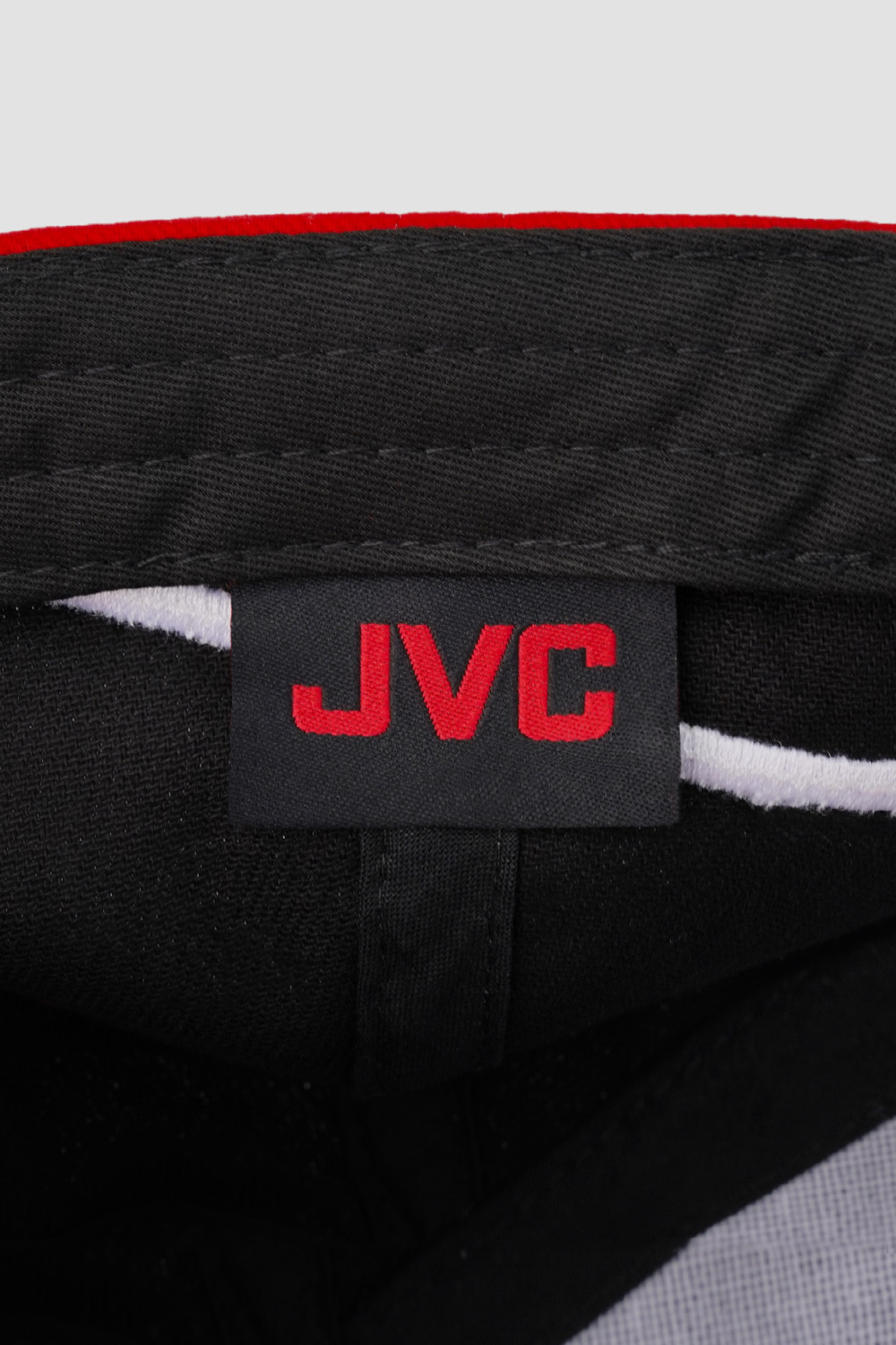 Бейсболки <br> JVC красно-черные